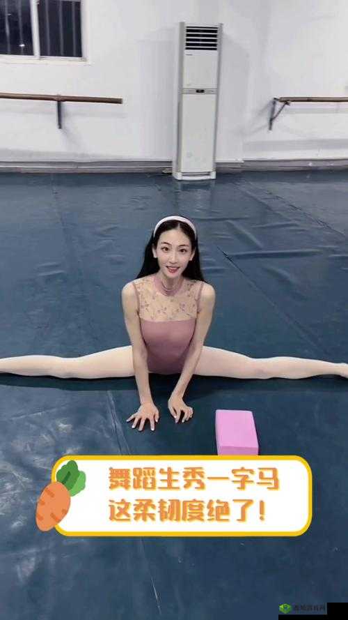 戴小玩具练劈叉的舞蹈生：为梦想付出的汗水与努力